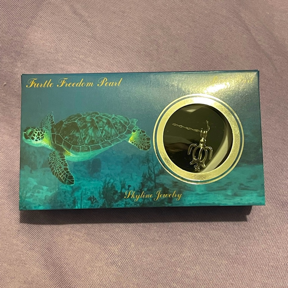 Turtle freedom pearl necklace